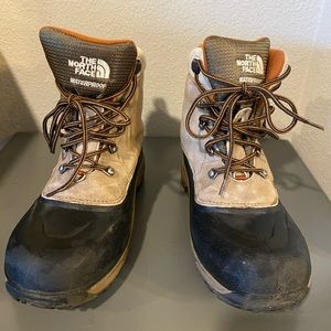 Boys size 7 The North Face Waterproof boots